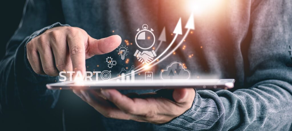 Concept de start-up avec icône d'entreprise et connexion réseau sur une interface virtuelle moderne à partir d'une tablette numérique.homme touchant la tablette.