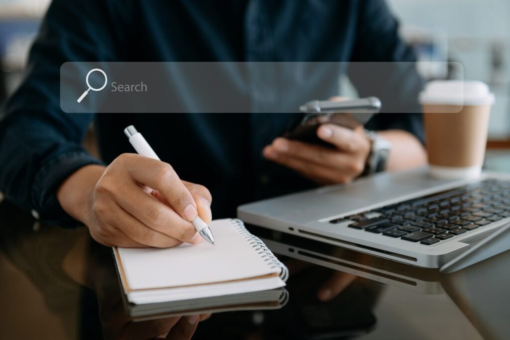 Recherche Browsing Internet Data Information Networking Concept. Deux hommes d'affaires utilisant un téléphone intelligent, un mobile et une tablette dans un bureau.