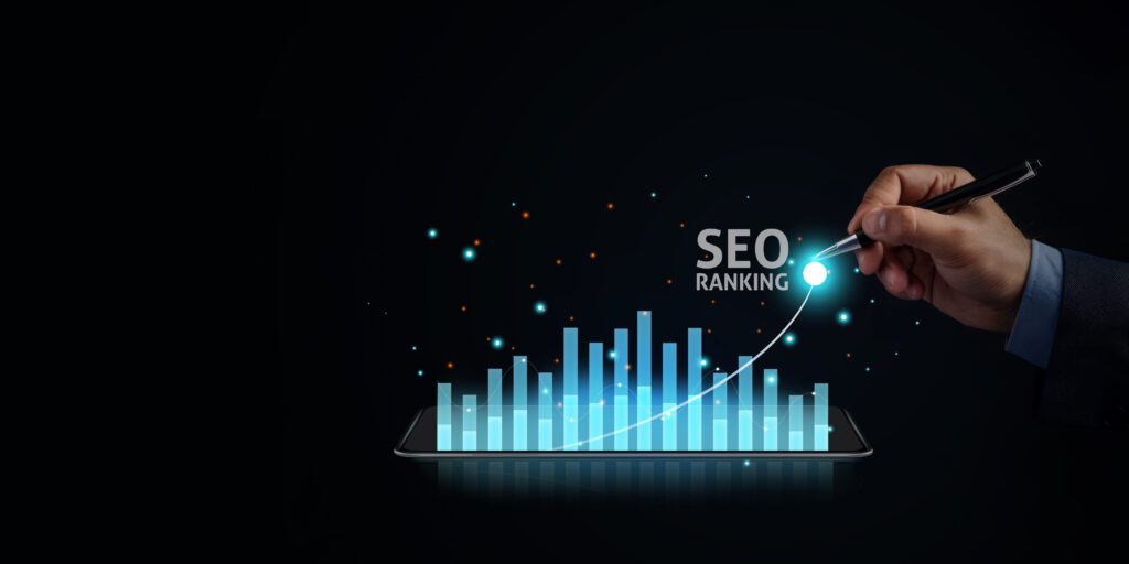 Un professionnel du marketing pointe un graphique expliquant les concepts du seo et les outils d'analyse d'optimisation basés sur des données, marketing numérique, concepts du seo, concept d'analyse.